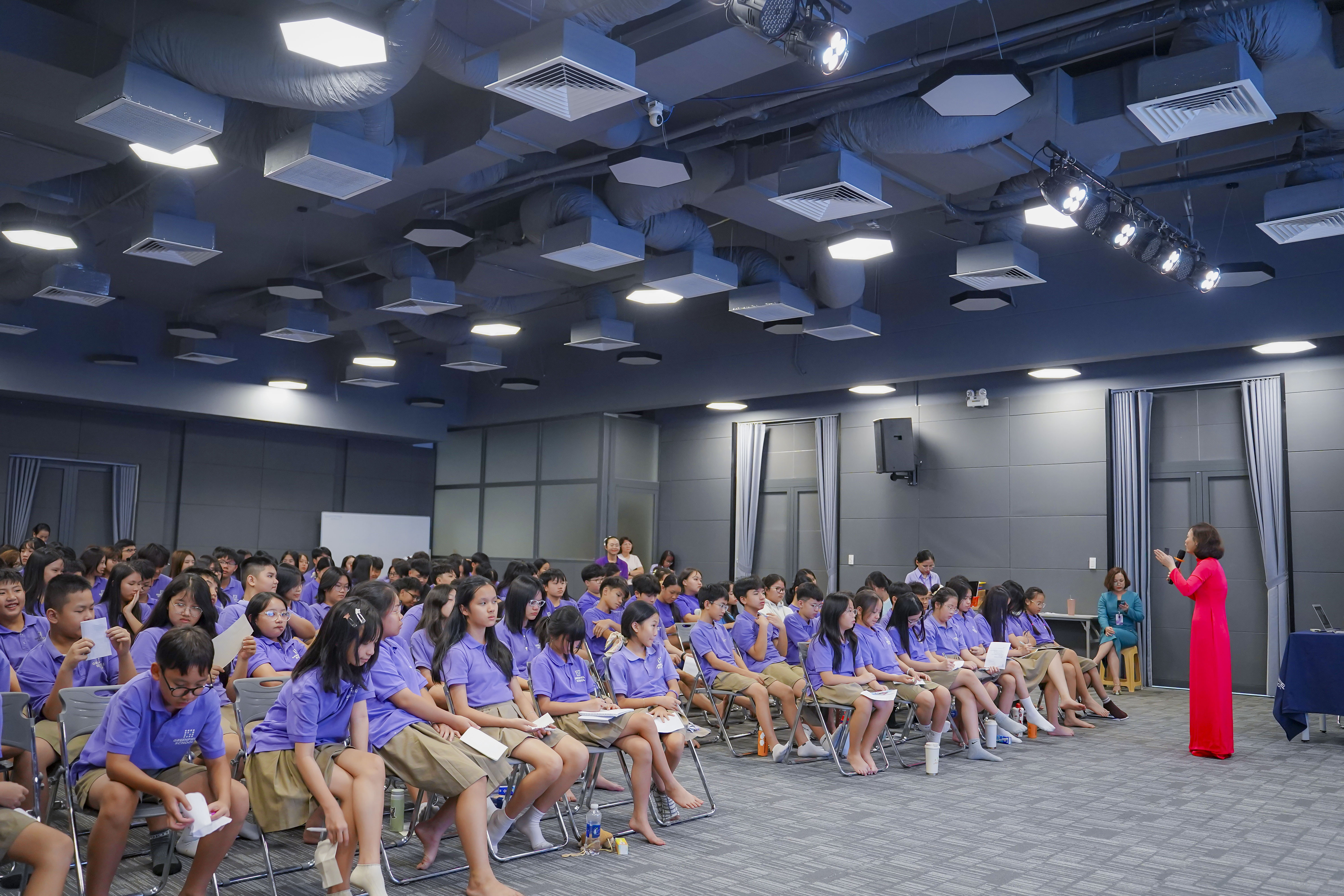 hoc-sinh-lang-nghe-chia-se-tu-tien-si-tam-ly